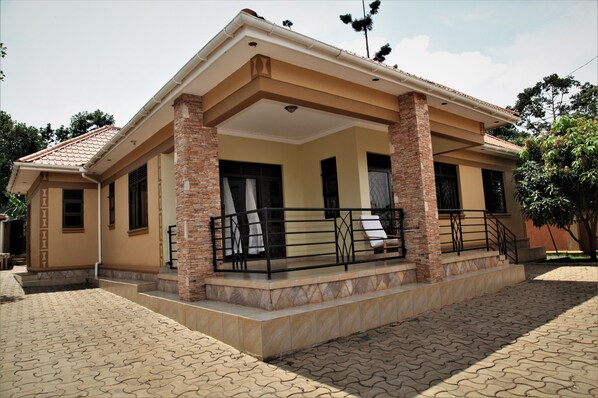 Exterior - Cozy house sleeps 8, minutes away from airport! (Entebbe)