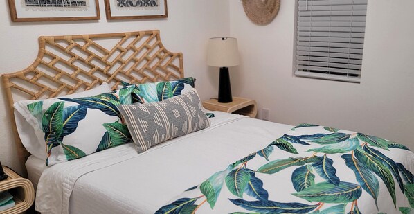 2 slaapkamers, een bureau, een strijkplank/strijkijzer, reisbedje