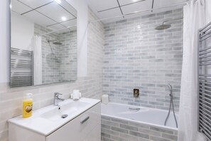 Baignoire, sĂšche-cheveux, serviettes fournies, papier toilette