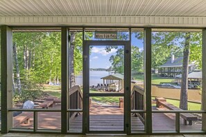 Terrace/patio - Babo's Bungalow on Lake Martin (Jacksons' Gap)