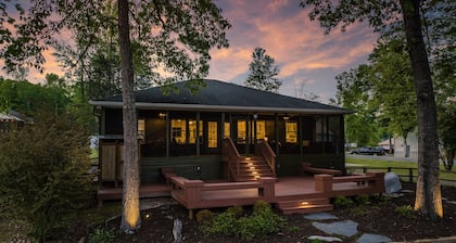 Beautiful lakefront getaway! Stunning waterfront views and direct lakefront.