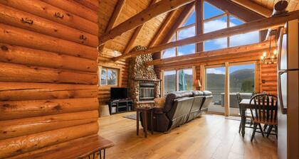 Incredible WATERFRONT Cabin with HOT TUB & water toys!