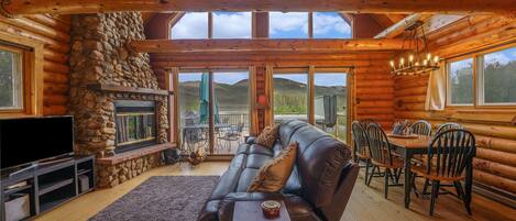 Una Smart TV, una chimenea, un reproductor de DVD, libros