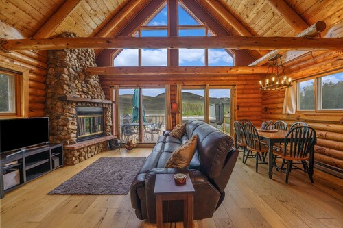 Incredible WATERFRONT Cabin with HOT TUB & water toys!