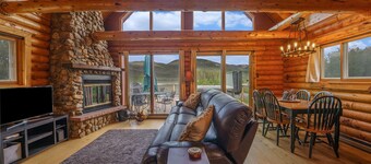 Incredible WATERFRONT Cabin with HOT TUB & water toys!