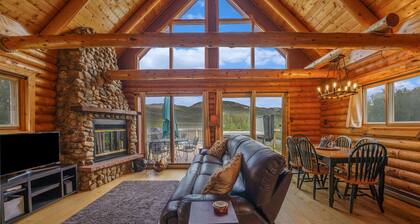 Incredible WATERFRONT Cabin with HOT TUB & water toys!