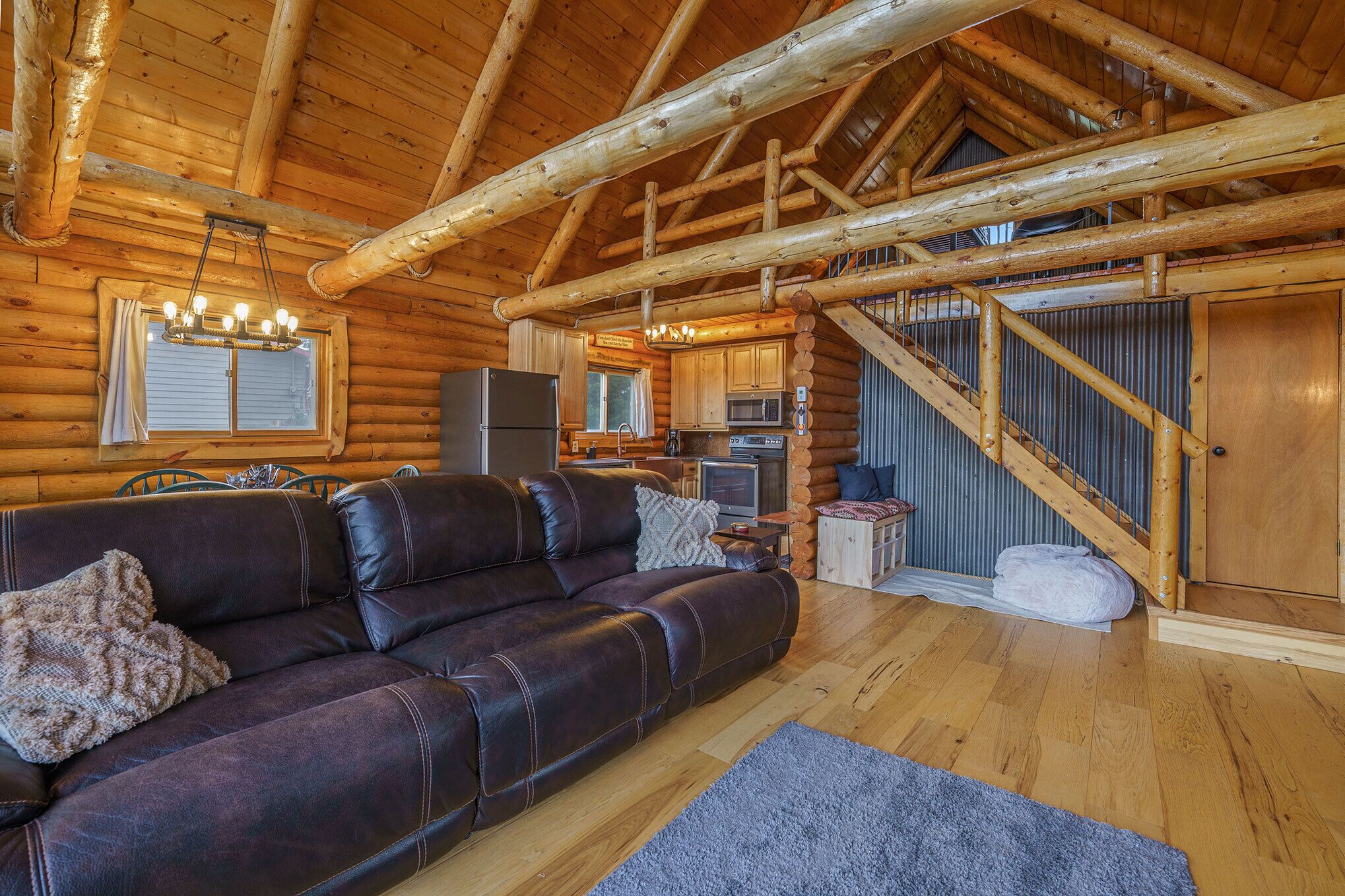 Smart TV, lareira, DVD player, livros