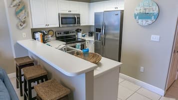 Coffee/tea maker, fridge, microwave, oven