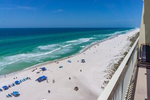 On the beach - BEACHFRONT!! FREE BEACH CHAIRS!! LOW 9TH FLOOR!! Over 146 Five Star Reviews! (Panama City Beach)