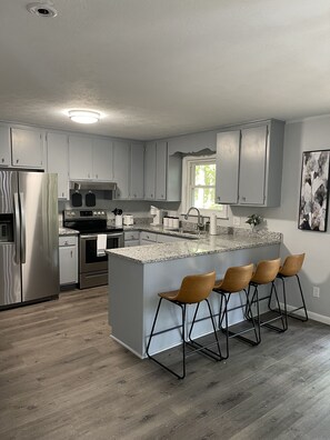 Kjøleskap, mikrobølgeovn, ovn og kokeplater