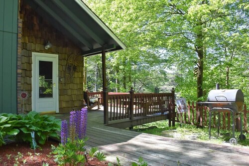 Cozy White Mountain Cabin w/ Hot Tub & Fireplace.