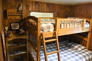 2 bedrooms, WiFi - Cozy White Mountain Cabin w/ Hot Tub & Fireplace. (Lisbon)