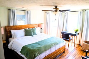 3 bedrooms, desk, iron/ironing board, travel cot