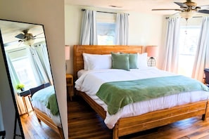 3 bedrooms, desk, iron/ironing board, travel crib - 🐶 Fenced Backyard Oasis🔥Hot Tub 🍕PizzaOven🃏Huge Game Room (Shenandoah)