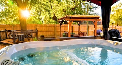 🐶 Fenced Backyard Oasis🔥Hot Tub 🍕PizzaOven🃏Huge Game Room