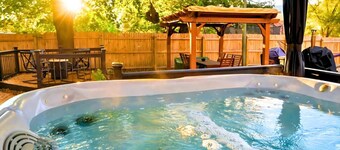 🐶 Fenced Backyard Oasis🔥Hot Tub 🍕PizzaOven🃏Huge Game Room