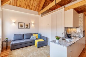 Unclassified image, 5 of 18, button