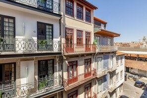 A multi-story building with balconies, large windows, and a clear view of the surrounding area. - S. Bento Apart IV (I) (Oporto)