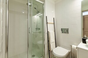 Dusj, hårføner og håndklær