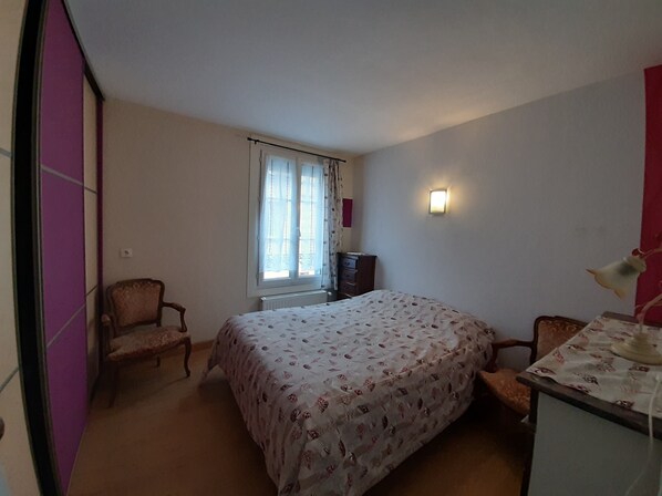 4 bedrooms, iron/ironing board, travel cot, free WiFi