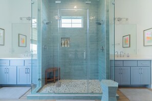 Ensemble douche/baignoire, baignoire à jets, sèche-cheveux