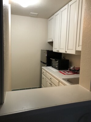 Fridge, toaster, cookware/dishes/utensils, lobster pot