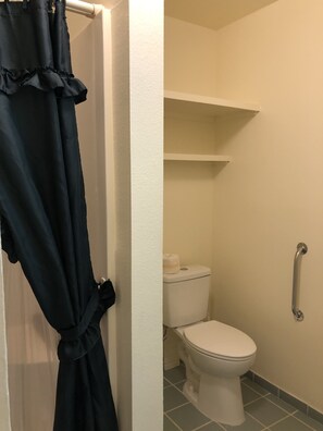 Dusj, hårføner, håndklær og såpe