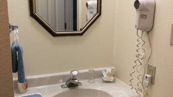 Douche, sĂšche-cheveux, serviettes fournies, savon