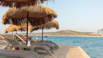 Een privéstrand, wit zand, een strandbar