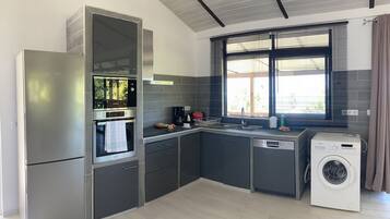 Basic-Haus | Eigene Küche | Kühlschrank, Mikrowelle, Ofen, Herdplatte