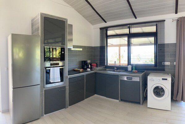 Basic-Haus | Eigene Küche | Kühlschrank, Mikrowelle, Ofen, Herdplatte