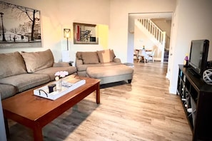 Smart TV, computer monitors - The Jefferson Duplex - 10min to Downtown! (Indianapolis)