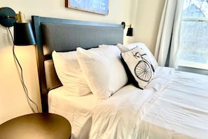 3 bedrooms, desk, iron/ironing board, free WiFi - The Jefferson Duplex - 10min to Downtown! (Indianapolis)