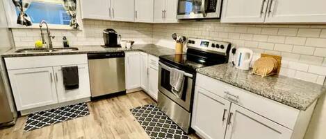 Kylskåp, mikrovågsugn, ugn och spishäll