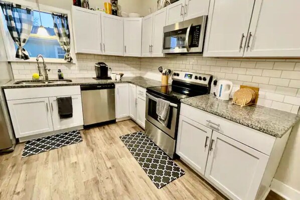Fridge, microwave, oven, stovetop - The Jefferson Duplex - 10min to Downtown! (Indianapolis)