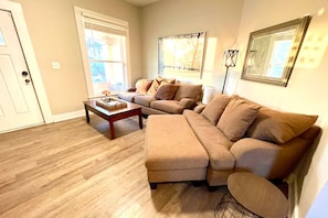 Smart TV, computer monitors - The Jefferson Duplex - 10min to Downtown! (Indianapolis)