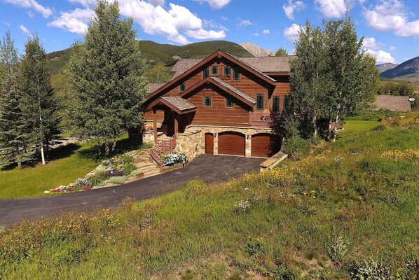 Exterior - Goldlink Lodge /Ski-in Ski-out Luxury Home W/Incredible Views/Hot Tub/Fireplace! (Crested Butte)
