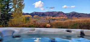 Outdoor spa tub - Goldlink Lodge (Crested Butte)