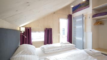 4 bedrooms, travel cot, free WiFi, bed sheets