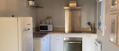 Frigorifero, microonde, forno, piano cottura