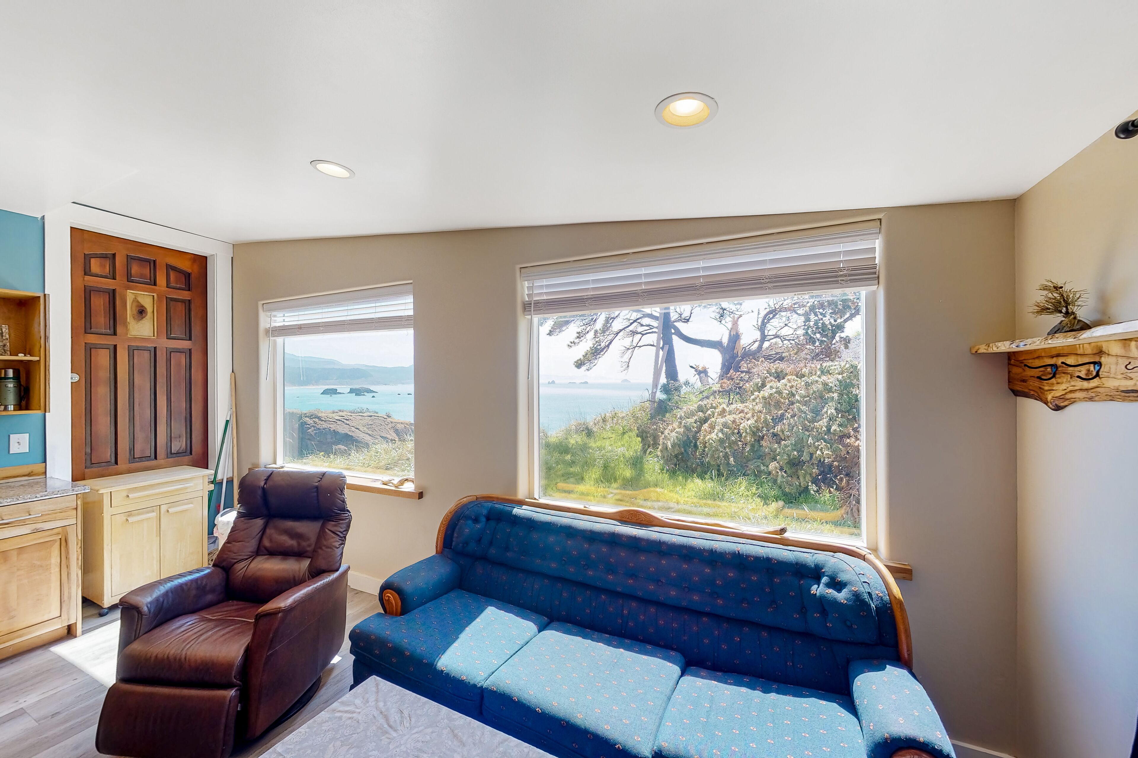 Oceanfront condo with jetted tub, WiFi, and smart TV - convenient to state parks