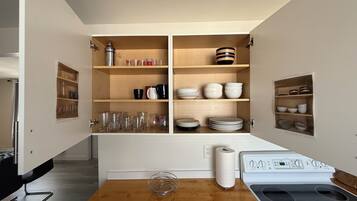 Réfrigérateur, micro-ondes, four, plaque de cuisson