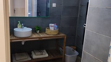 Douche, sĂšche-cheveux, serviettes fournies, savon