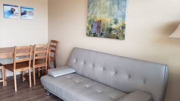 Standard-Suite | Wohnbereich | LED-Fernseher