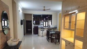 Une cuisine spacieuse avec un coin repas, un four encastré et un ventilateur de plafond.