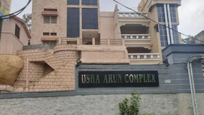 Un panneau indiquant le complexe Usha Arun.