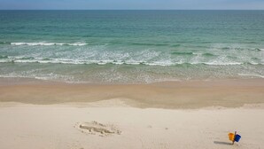 Ein Strand mit freiem Blick auf den Ozean und einem sandigen Ufer.