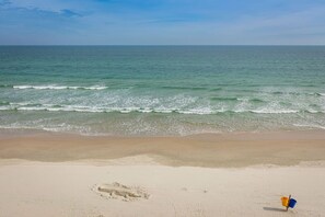 Sulla spiaggia, lettini da mare, teli da spiaggia