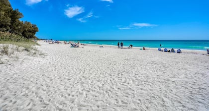 Charming, fully remodeled cottage steps from beach with WiFi & central AC