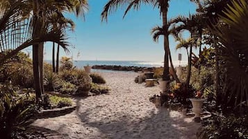 Perto da praia, espreguiçadeiras, toalhas de praia